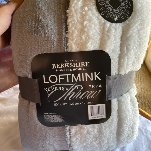 Berkshire 50"x70" Loftmink Reverse to Sherpa Throw Berkshire 50"x70" Loftmink Reverse to Sherpa Throw